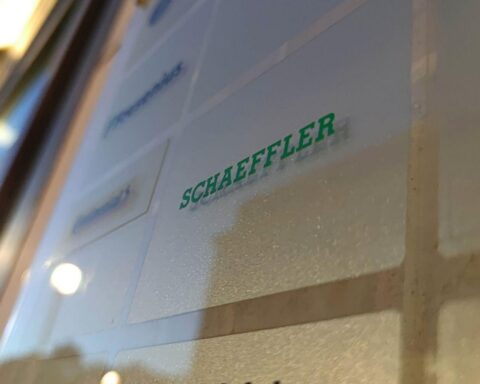 Schaeffler-Logo, moderne Technologie, militärische Drohnen und industrielle Anlagen im Hintergrund.