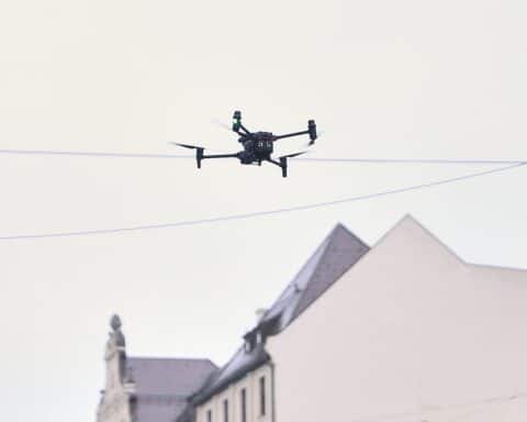 Verdächtige Drohnenflüge über Deutschland; Gefahrenlage betrifft militärische und kritische Infrastrukturen.