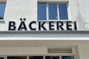 Älterer Bäcker im Laden, symbolisiert Aktivrente und Fachkräftemangel in der Branche.