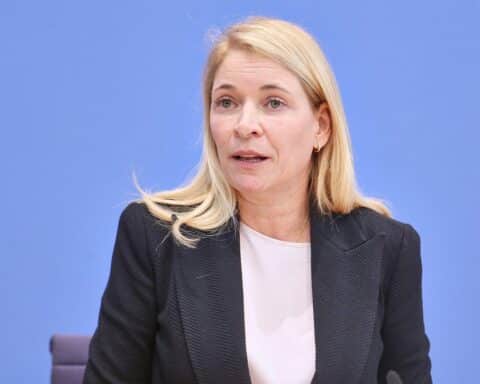 Evelyn Palla plant tiefgreifenden Umbau der Deutschen Bahn, Personalabbau und Dezentralisierung.