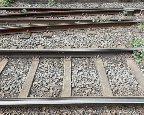 Bahnarbeiten in Bonn: Schienen, Baustellenfahrzeuge und Bauarbeiter, die an der Infrastruktur arbeiten.