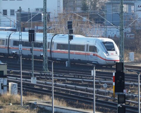 Pünktlicher ICE-Vortrag an Weihnachtsfeiertagen, positive Bilanz trotz Baustellenpause der Deutschen Bahn.