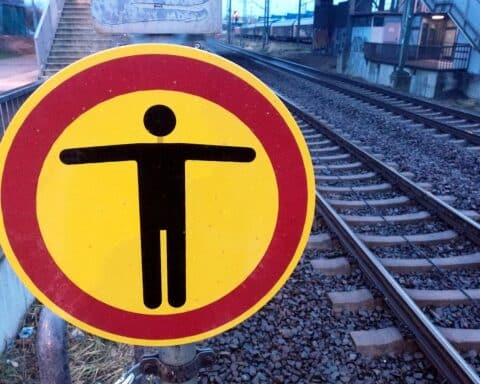 Warnschild an Bahnübergang, Symbol für Sicherheit, erinnert an schweren Unfall in Geisingen.