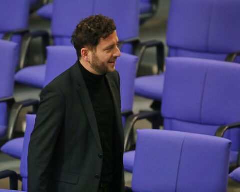 Felix Banaszak diskutiert russische Vermögen und Druck auf Wladimir Putin in Berlin.