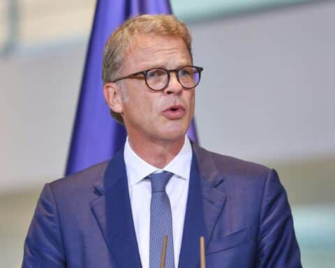 Christian Sewing fordert mehr Wirtschaftsreformen zur Steigerung des Wachstumstrends in Deutschland.