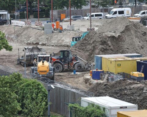 Baustelle mit Bauarbeitern und Maschinen, symbolisiert Veränderungen im nordrhein-westfälischen Baugewerbe.