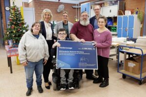 Ulrike Scharf übergibt Förderscheck für 2,4 Millionen Euro zur Modernisierung der Boxdorfer Werkstatt.