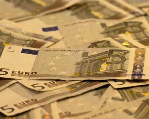 Euroscheine symbolisieren die finanzielle Unterstützung der 'Bavarian Anti-Trafficking HELPline' gegen Menschenhandel.