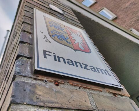 Menschen warten geduldig vor einem Amt, Zeitverlust und Frustration sichtbar. Digitalisierung dringend erforderlich.