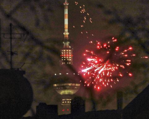 Feuerwerk über dem Berliner Fernsehturm, symbolisiert Silvesterfeier trotz Verbots von Feuerwerkskörpern.