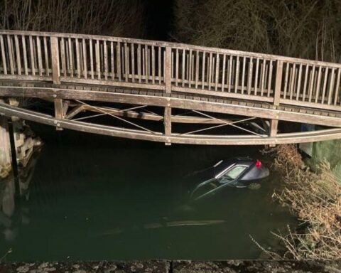 Unfallstelle am Staubecken: beschädigtes Auto, Einsatzkräfte, winterliche Bedingungen, Sicherheitsmaßnahmen sichtbar.