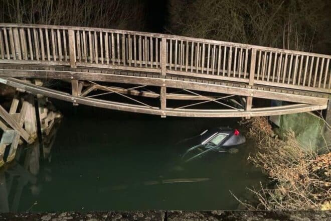Betrunkener Fahrer stürzt nach Unfall in Hildesheimer Staubecken