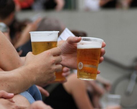 Biertrinker in einer Bar, Sorgen über Insolvenzen und hohe Kosten in der Brauereibranche.