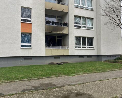 Ein stark beschädigtes Wohnzimmer nach einem Brand verursacht durch Feuerwerkskörper auf dem Balkon.