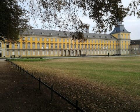 Roboter montiert antike Wandmalereien, symbolisiert Zusammenarbeit von Technologie und Archäologie in Pompeji.