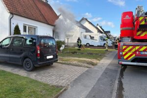 Brand in Doppelhaushälfte, Feuerwehr im Einsatz, Wohnung unbewohnbar an Heiligabend.