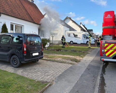 Brand in Doppelhaushälfte, Feuerwehr im Einsatz, Wohnung unbewohnbar an Heiligabend.