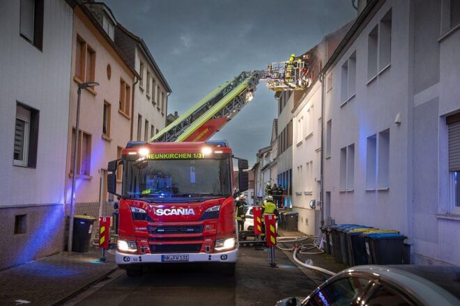 Brand in Mehrparteienhaus in Neunkirchen macht Gebäude unbewohnbar