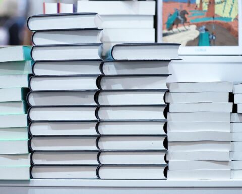 Ein Bücherbus vor einer Bibliothek, umgeben von Büchern und einem technischen Defekt.