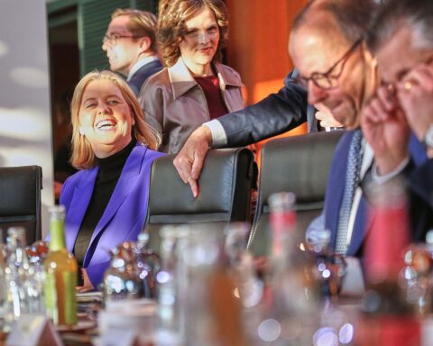 Bärbel Bas und Friedrich Merz diskutieren im Kabinett über die Reform des Bürgergeld-Systems.