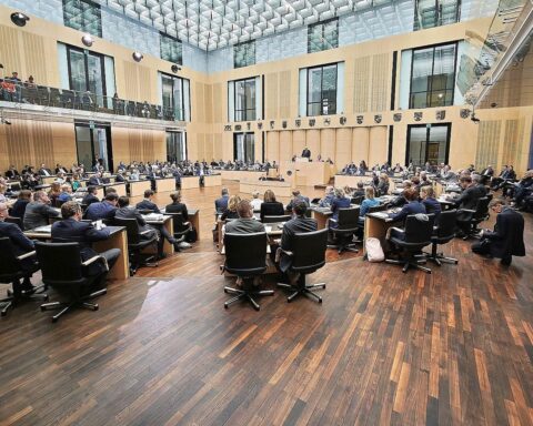 Bundesratssitzung zur Verabschiedung des Bundeshaushalts 2026, mit Fokus auf Finanzdetails.
