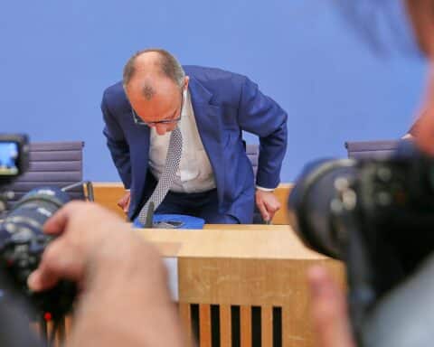 Sebastian Hille erklärt Medienwahrnehmung der Bundesregierung mit Umsetzungsverzögerungen und beschlossenen Maßnahmen.