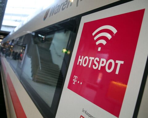 Ein ICE-Zug, der WLAN bietet, symbolisiert aktuelle Diskussionen um Fahrgastrechte in Deutschland.