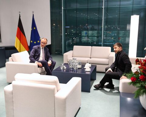 Friedrich Merz und Wolodymyr Selenskyj diskutieren wichtige Themen beim Ukraine-Gipfel in Berlin.