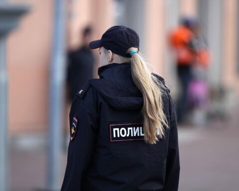 Polizistin in Russland überwacht eine kriminalistische Szene nach der Autobombe-Explosion in Moskau.