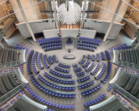Erhöhung der Fraktionsgelder im Bundestag trotz weniger Abgeordneter und wegfallender Fraktionen.