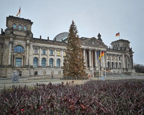 Ein Bild des Deutschen Bundestags mit Hinweisschild zur Yad-Vashem-Straße in Berlin-Mitte.