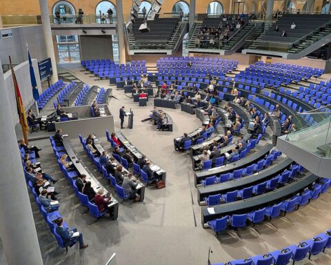 Bundestagsabgeordnete in Sitzung, Abstimmung über Neuauszählung der Bundestagswahl, politische Diskussion.