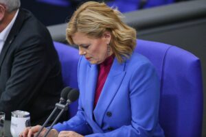 Julia Klöckner fordert besseren Parlamentschutz, inklusive Maßnahmen gegen Personen und Drohnengefahren.
