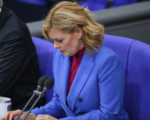 Julia Klöckner fordert besseren Parlamentschutz, inklusive Maßnahmen gegen Personen und Drohnengefahren.