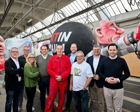 Politiker zeigen Solidarität mit Karnevalswagenbauer Jacques Tilly in seiner Werkstatt.