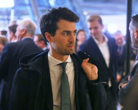 Carl-Philipp Sassenrath diskutiert das Rentenpaket im Bundestag, symbolisiert politische Auseinandersetzung und Verantwortung.