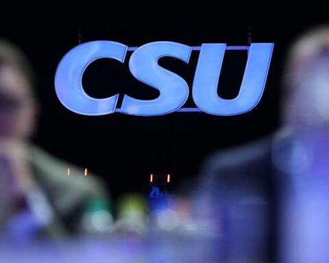 CSU-Logo vor Bayerischem Landtag, symbolisiert Bürokratieabbau und Verbesserungen in der Pflegebranche.