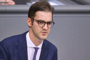 Stephan Pilsinger diskutiert Gesundheitsbeiträge im Bundestag, besorgt über steigende Zusatzkosten.