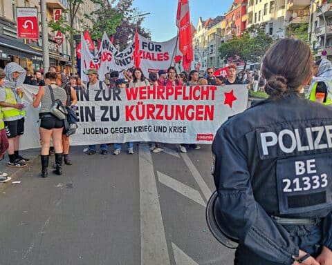 Menschen demonstrieren gegen Rückkehr der Wehrpflicht, Transparente und Plakate sichtbar, in Berlin.