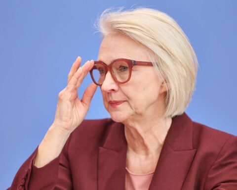Monika Schnitzer fordert Rentenreform: längere Arbeitszeiten, höhere Abschläge für vorzeitige Rente.
