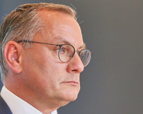 Tino Chrupalla steht vor einer Pressekonferenz und äußert sich zu Alexander Eichwalds Parteiausschluss.