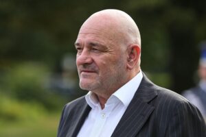 Robert Crumbach kündigt mögliche Kandidatur für BSW-Vorstand an, strebt politische Breite an.