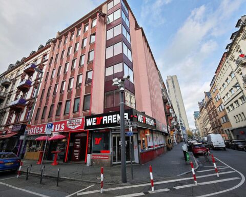 Überwachungskameras überwachen belebte Bahnhofsviertel, erhöhen Sicherheit und Aufenthaltsqualität in Frankfurt.