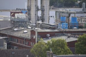 Chemie-Anlagen symbolisieren die Branche, die unter wirtschaftlichen Herausforderungen und steigenden Kosten leidet.