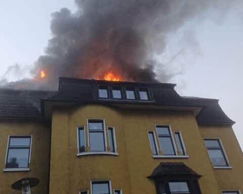 Dachstuhlbrand in Wetter: Feuerwehr im Einsatz, Flammen, Rettungsmaßnahmen für Bewohner.