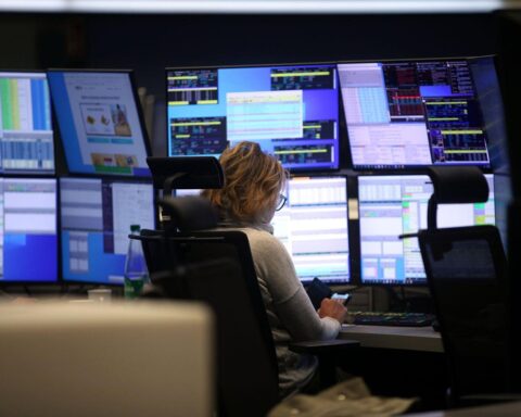 Frankfurter Börse mit Dax-Kursen, steigenden Ölpreisen und führenden Aktien wie Infineon und Adidas.