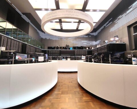 Frankfurter Börse mit Dax-Index, Aktienkursen und Handelsszenen des Börsentags.