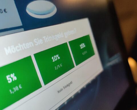 Display mit Trinkgeldaufforderung in einem Gastronomiebetrieb, digitale Bezahloptionen.