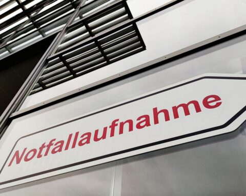 Grafik mit Notfallaufnahme in einem Krankenhaus, Patienten im Warteraum und medizinischem Personal.