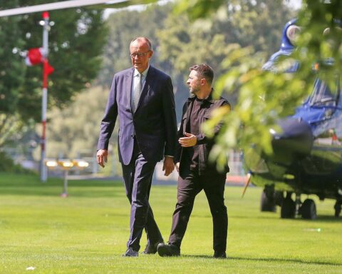 Friedrich Merz und Wolodymyr Selenskyj bei einer politischen Besprechung zur Unterstützung der Ukraine.